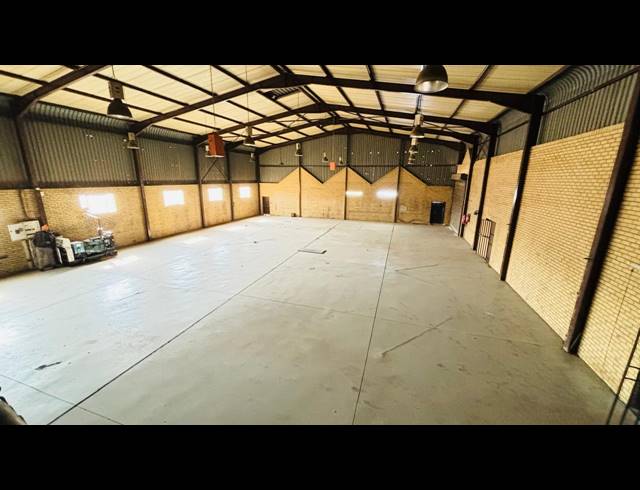 1,100M² WAREHOUSE TO LET IN ROBERTVILLE
